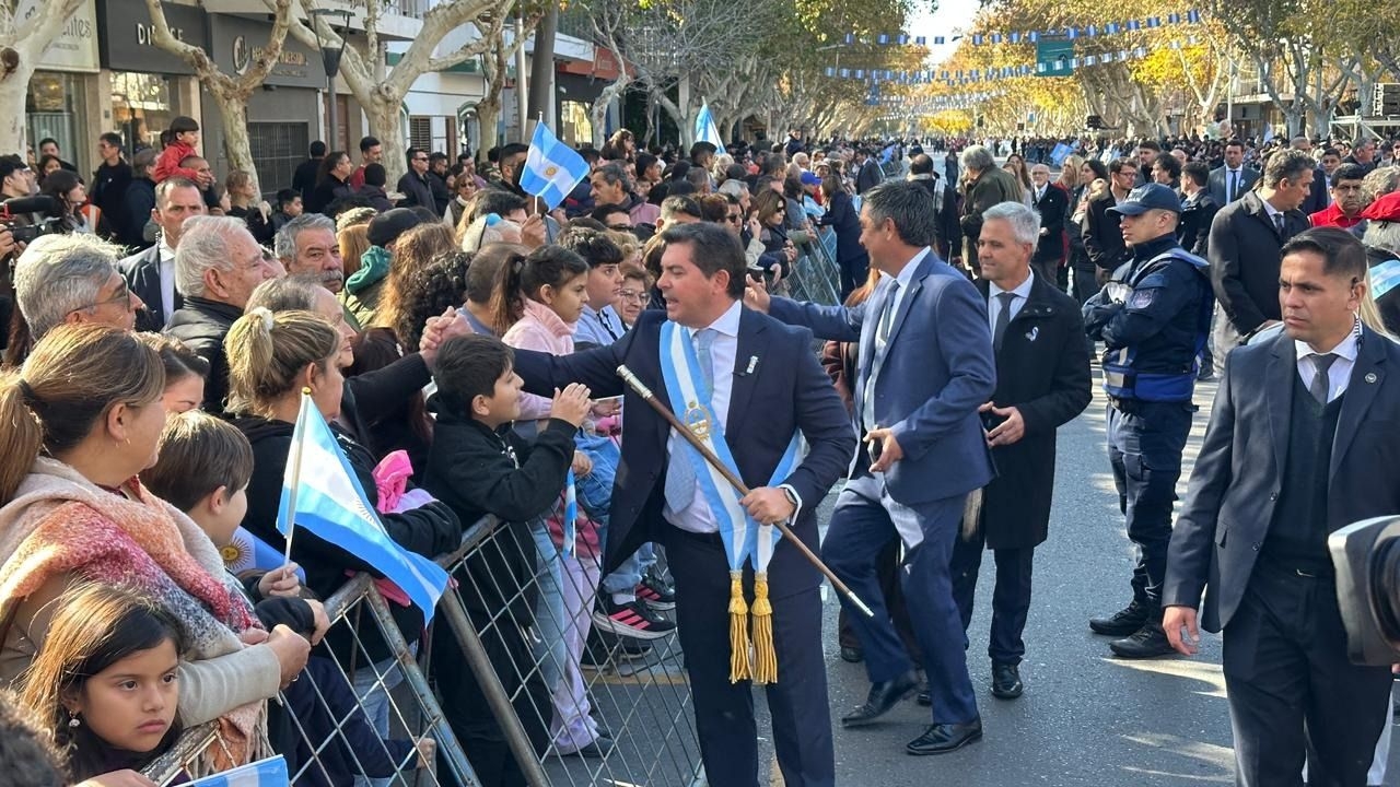 Marcelo Orrego al frente de los festejos por la Revolución de Mayo en el centro sanjuanino