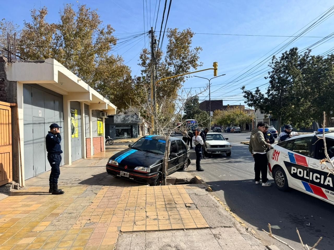Impactante choque en el centro con dos autos involucrados