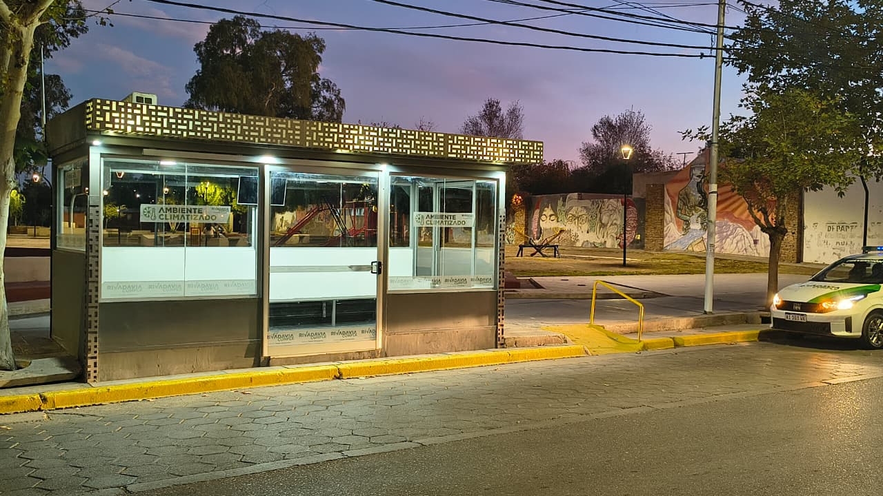 Investigan el robo de un televisor en una parada inteligente de Rivadavia