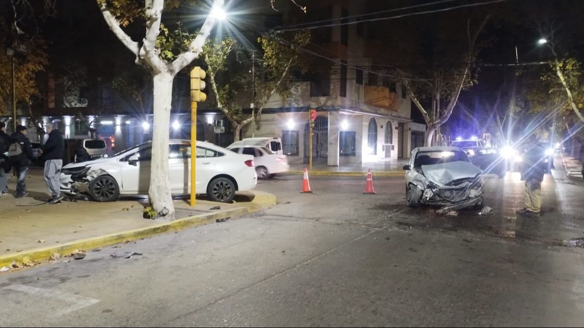 Una mujer terminó herida tras chocar con su auto y terminar en la vereda