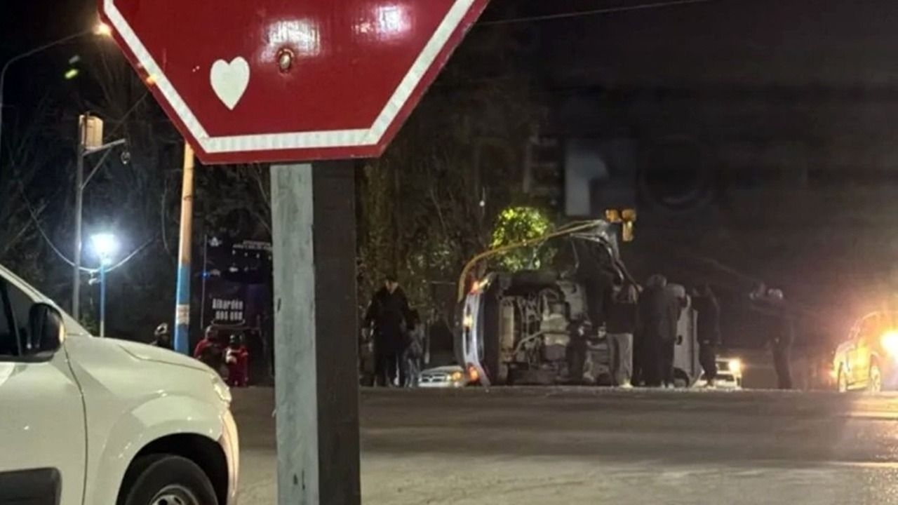 Un choque en Ruta 40 terminó con una camioneta volcada en medio del camino