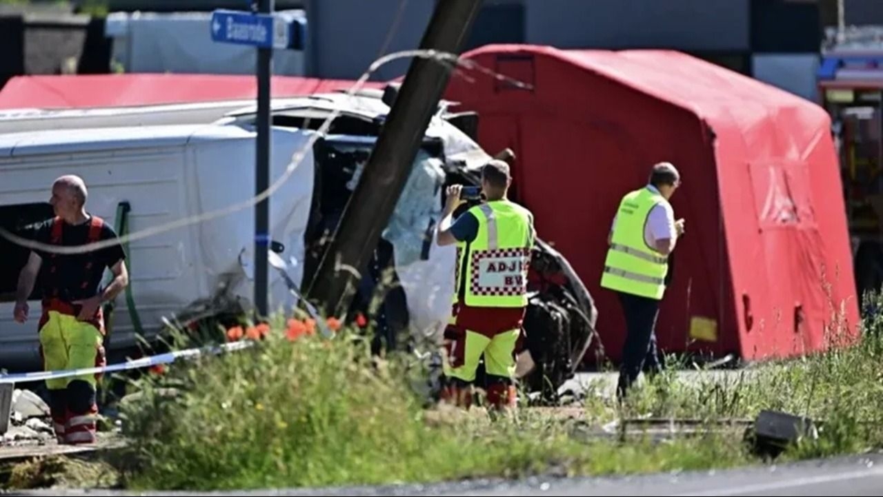 Un tren chocó contra un colectivo escolar y dejó cuatro muertos en Bélgica