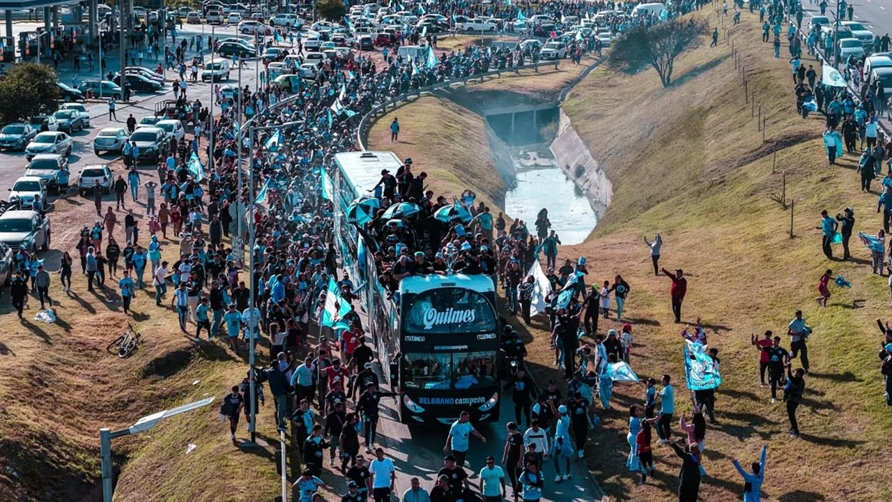 Furor y alegría en la caravana de Belgrano que celebró su primer título