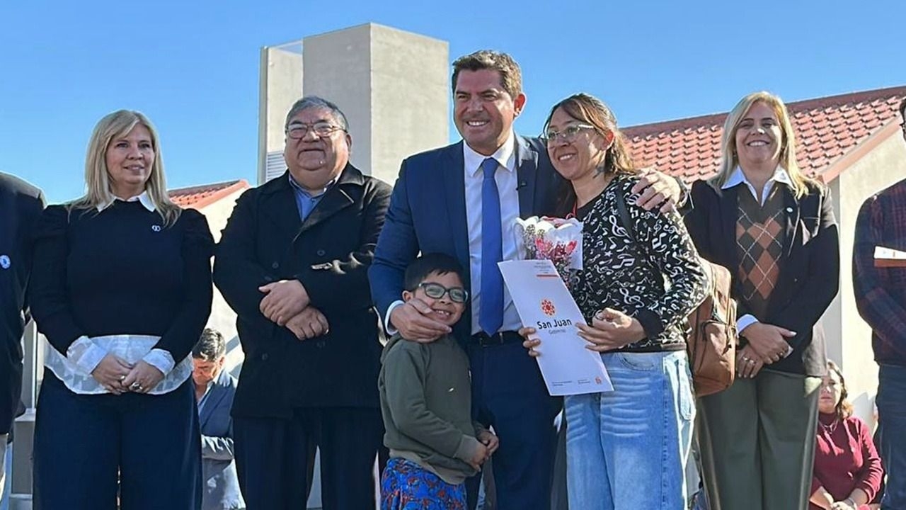 Orrego entregó 105 casas en Ullum y afianzó su compromiso con la obra pública
