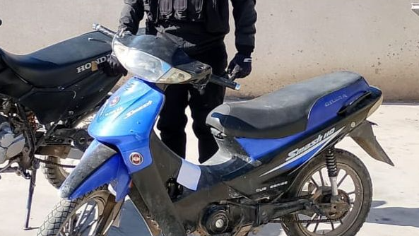 Cayó un joven en Rawson mientras circulaba en una moto robada