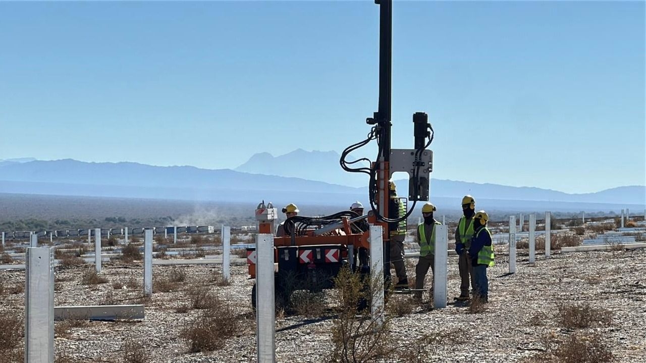 Con un 43% de avance de obra, Orrego recorrió el parque solar de Ullum