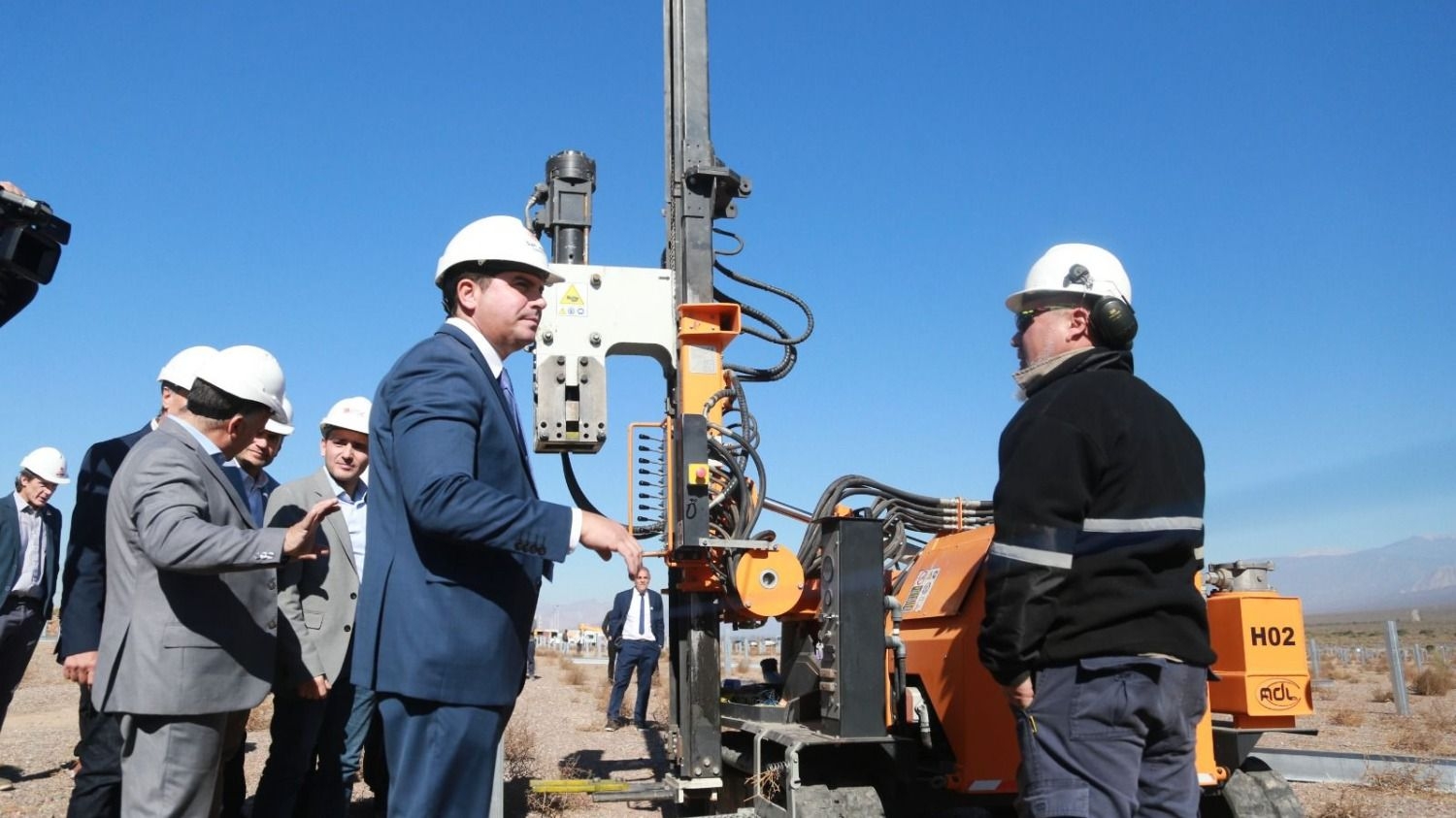 Con un 43% de avance de obra, Orrego recorrió el parque solar de Ullum