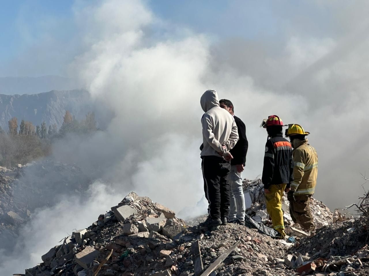 Fuego en Barrio Mudap: Bomberos controlan incendio en basural