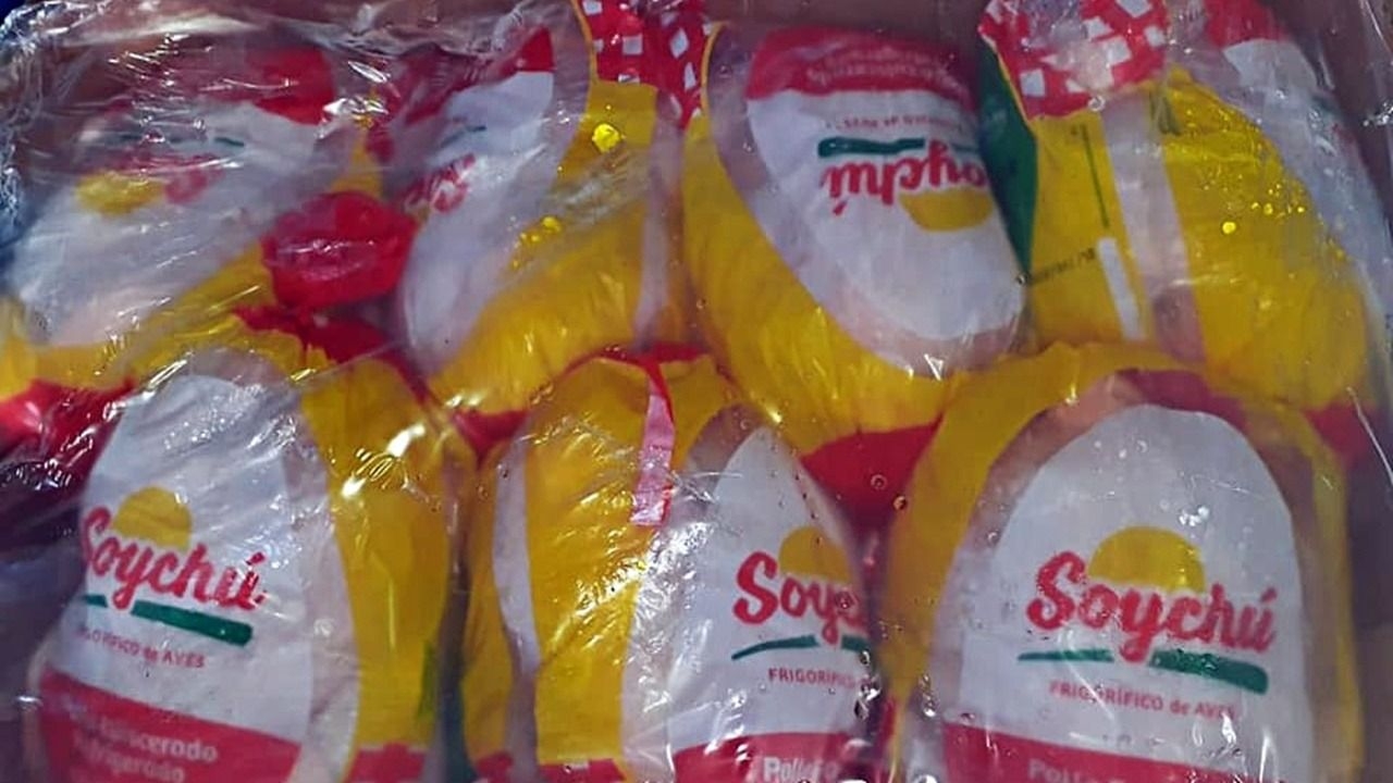 Atacaron a piedrazos a un repartidor y le robaron 20 kilos de pollo en La Bebida