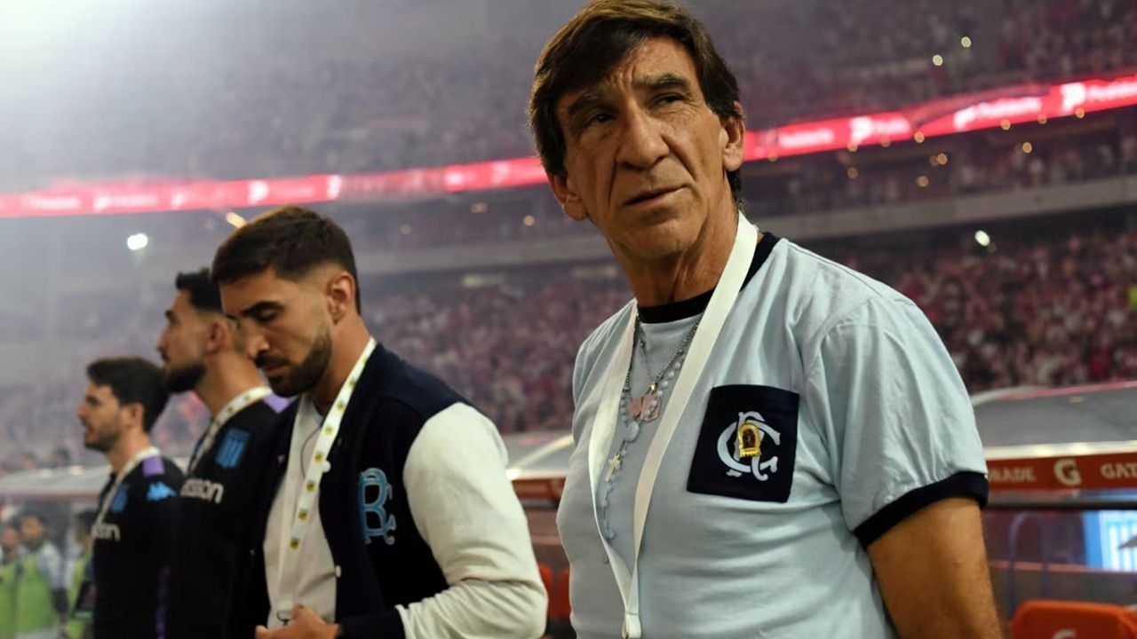 Costas negó meterse en la política de Racing y ratificó su futuro como DT