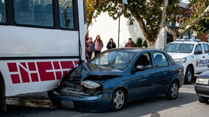 Un auto chocó contra un colectivo de la RedTulum en Caucete