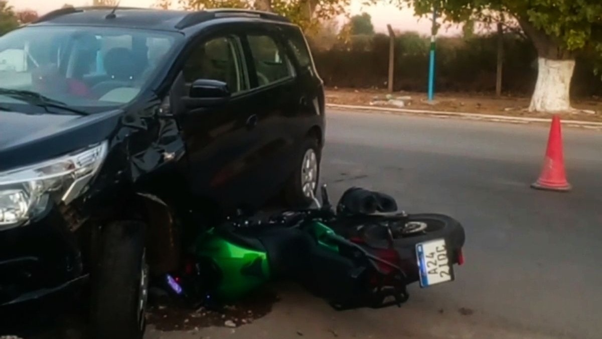 Un motociclista resultó gravemente herido tras chocar contra un auto