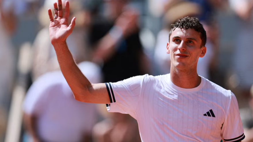 Histórico triunfo de un argentino ante el número 1 del mundo en Roland Garros