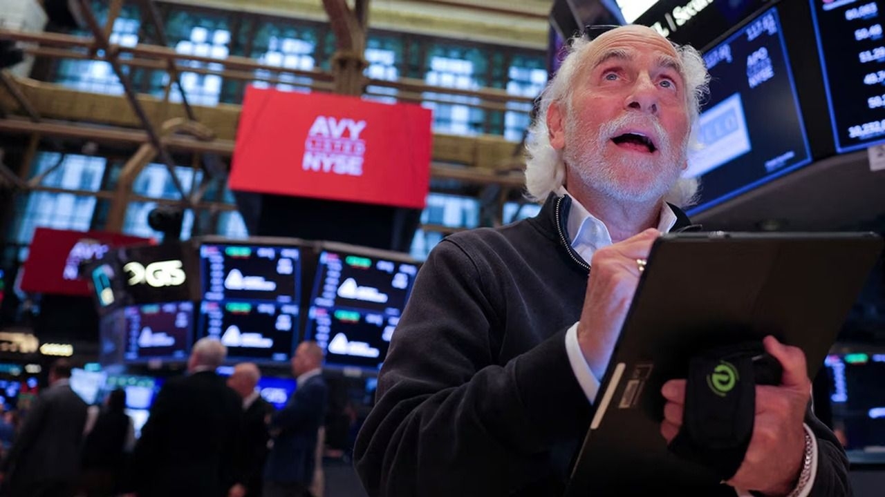 El riesgo país cayó debajo de los 500 puntos y marcó mínimos del año