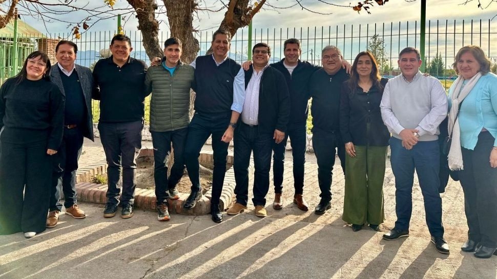 Uñac con los intendentes del PJ que dijeron presente.