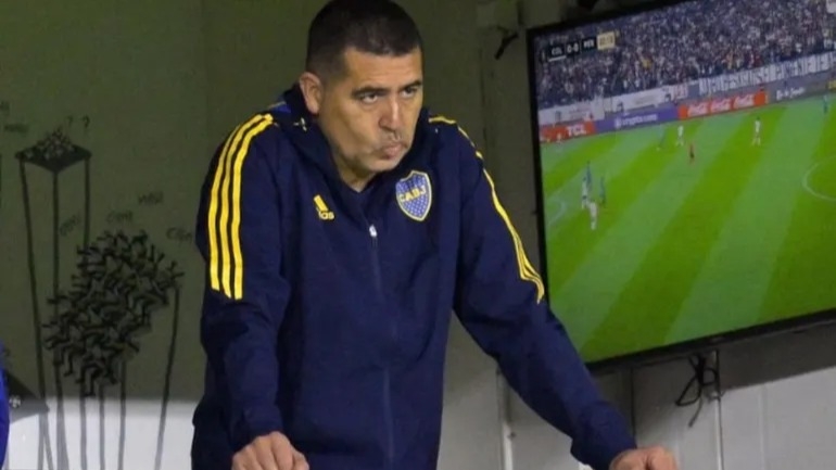 Riquelme busca un DT mundialista para Boca tras la salida de Claudio Úbeda