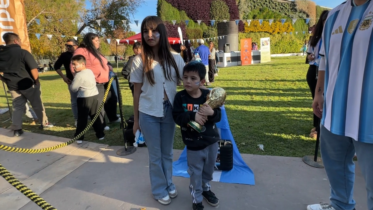 Cábalas, hijos y la Copa en las manos: así vivieron los sanjuaninos la Caravana del Mundial