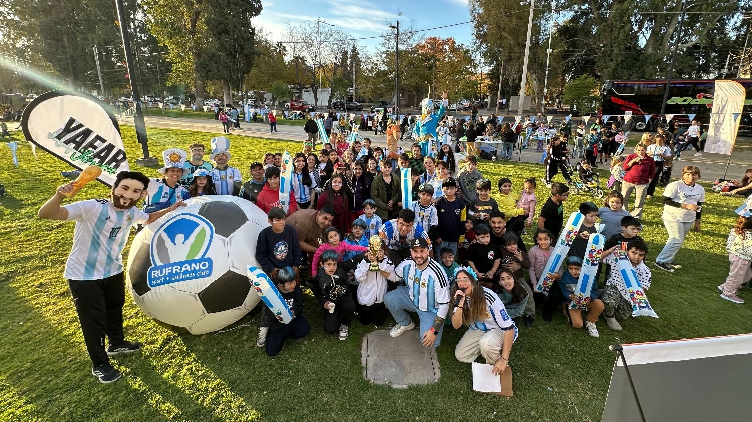 Con canciones y banderas, cientos de chicos coparon la Caravana del Mundial