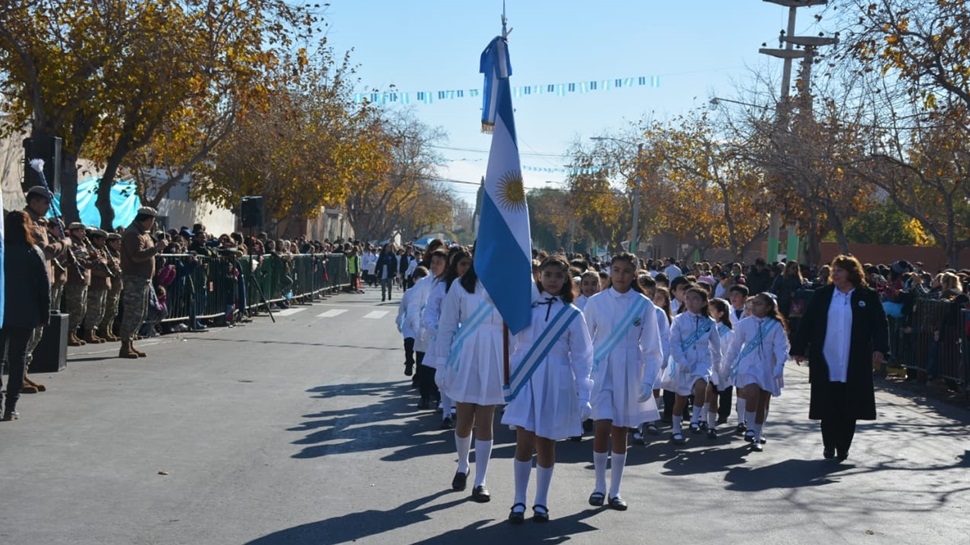 Alumnos de 16 escuelas hicieron la Promesa a la Bandera acompañados de ...