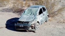 Volcaron tras rozar a otro auto cuando intentaban pasarlo