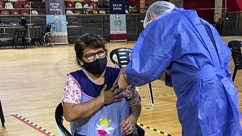Convocan a los docentes a recibir la segunda dosis Covid-19