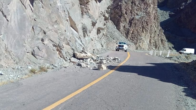 El viento zonda provocó el desprendimiento de rocas en la ruta 150