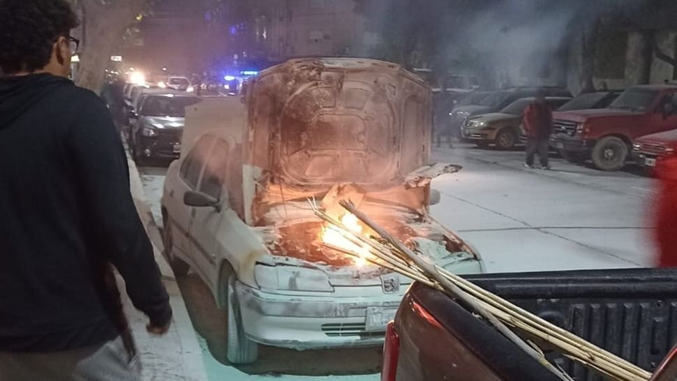 Se incendió un auto en pleno centro de San Juan