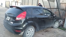 Un joven conductor ebrio estrelló su auto contra un portón en Rivadavia
