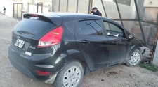 Un joven conductor ebrio estrelló su auto contra un portón en Rivadavia