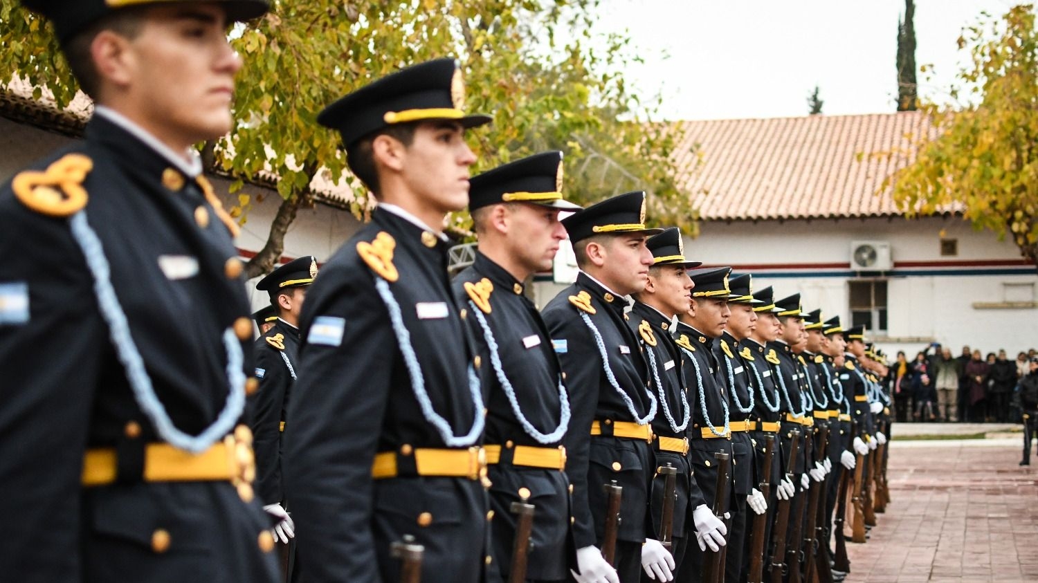 Emoción y disciplina: los cadetes juraron lealtad a la Bandera