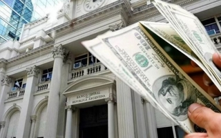 El dólar se estabiliza cerca del techo de la banda ante la intervención de EE.UU.