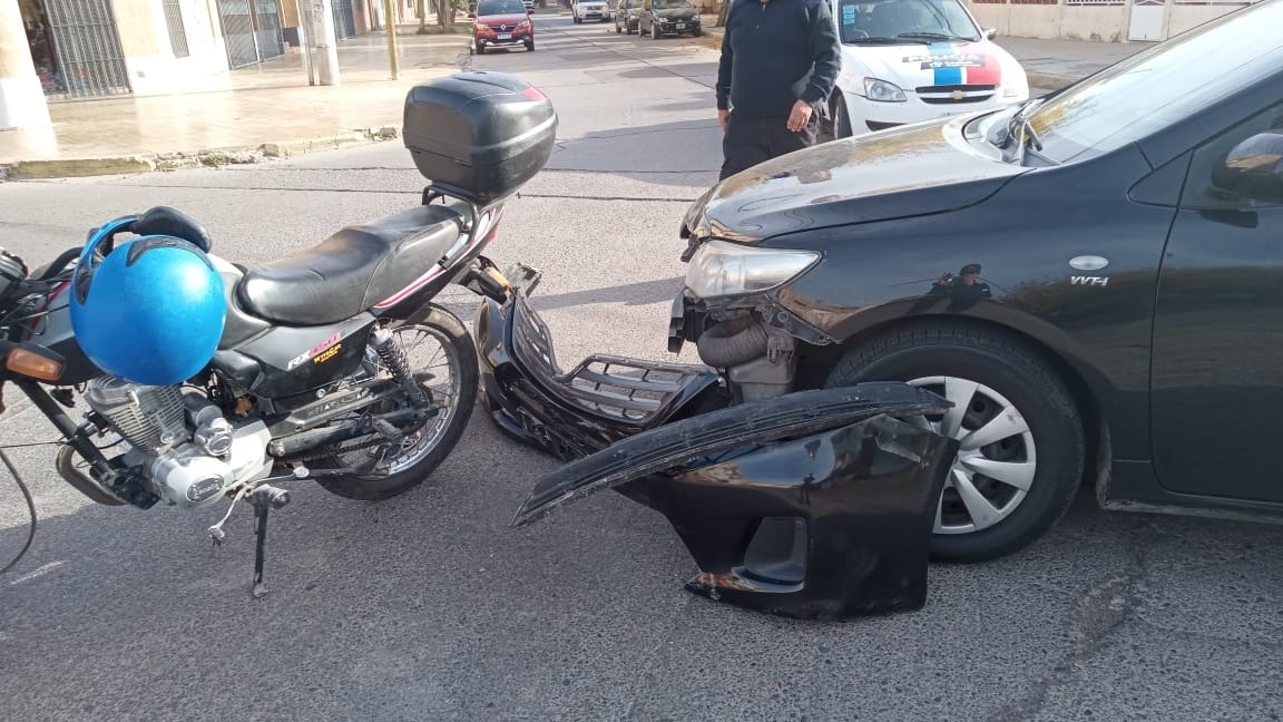 Una moto y un auto chocaron en la esquina de Sarmiento y Maipú