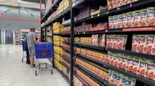 Las ventas en supermercados cayeron 17,6%, y 23,8% en shoppings en la interanual