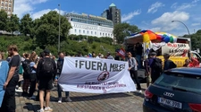 Milei llegó a Alemania y fue recibido por protestas sociales