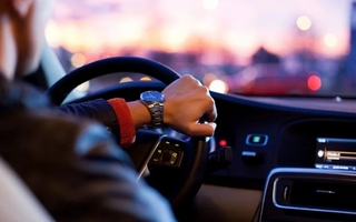 Cuatro delincuentes asaltaron a un conductor de app y le robaron $82.000