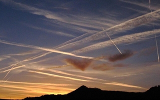 Denuncian nuevos registros de estelas químicas y acusan manipulación climática