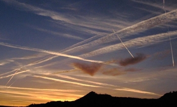 Denuncian nuevos registros de estelas químicas y acusan manipulación climática 