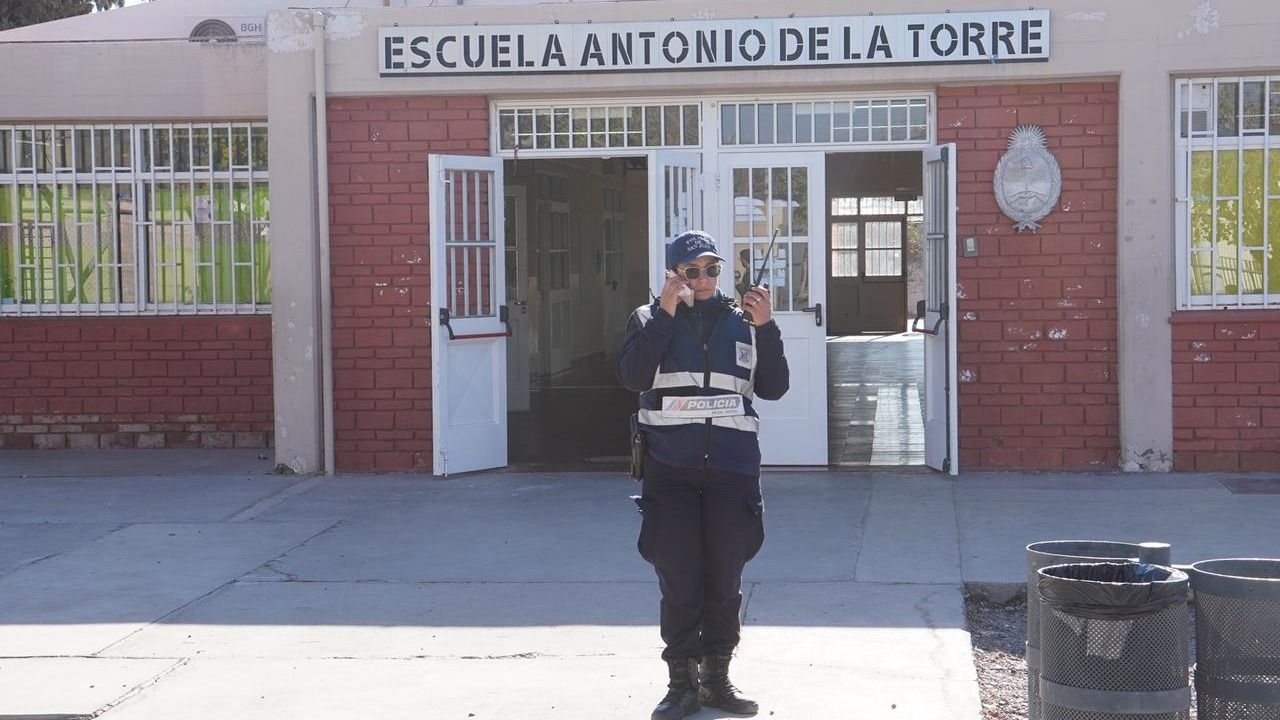 Finalmente, evacuaron tres escuelas por una amenaza de bomba en San Juan