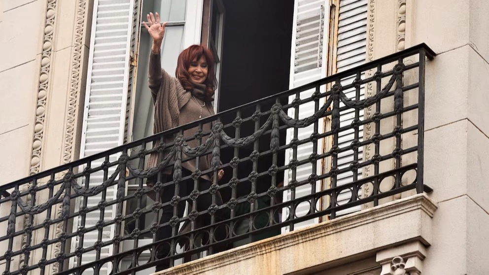 Cristina trató de "boludo" a Javier Milei en las redes sociales