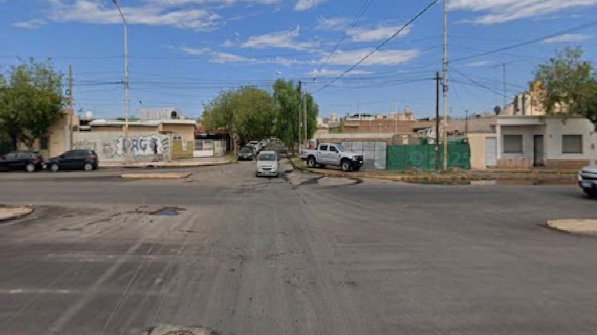 Un auto y una camioneta chocaron en una transitada esquina de Capital