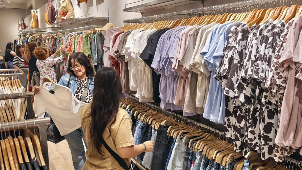 La venta de ropa cayó 7% y crece el stock sin vender en el país