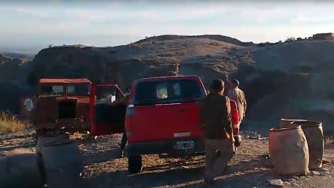 Un hombre atrapó a ladrones que desmantelaban un camión heredado y los escrachó