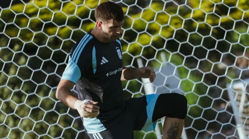 Dibu Martínez entrenó con un vendaje en su mano en la Selección Argentina