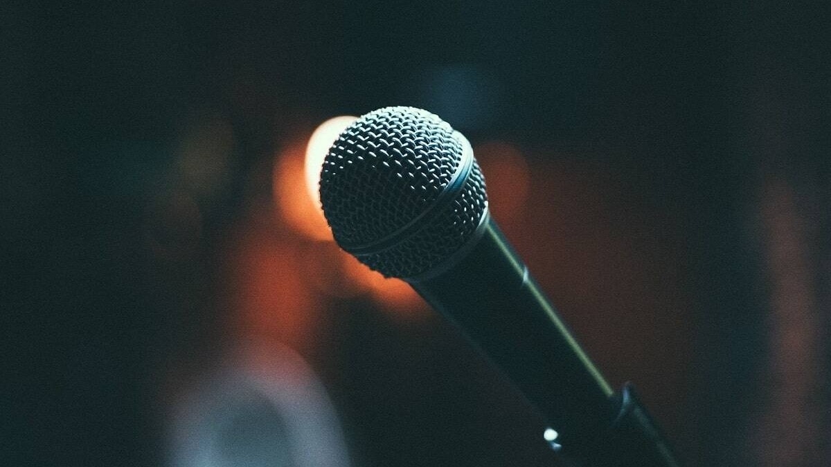 El hijo de una famosa comenzó su carrera como cantante y sorprendió
