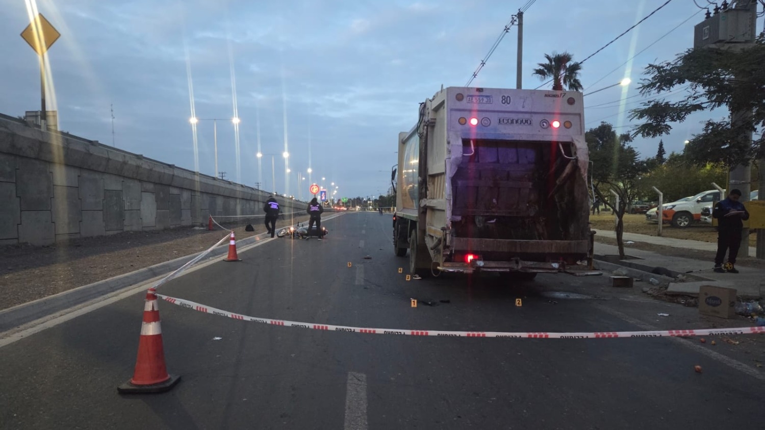 Una policía chocó en su moto contra un camión y terminó internada