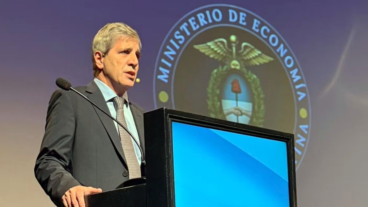Caputo anticipó una inflación más baja y habló de los dólares