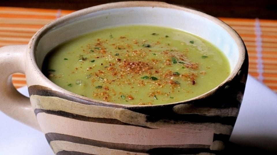 El paso a paso para preparar una sopa de arvejas cremosa