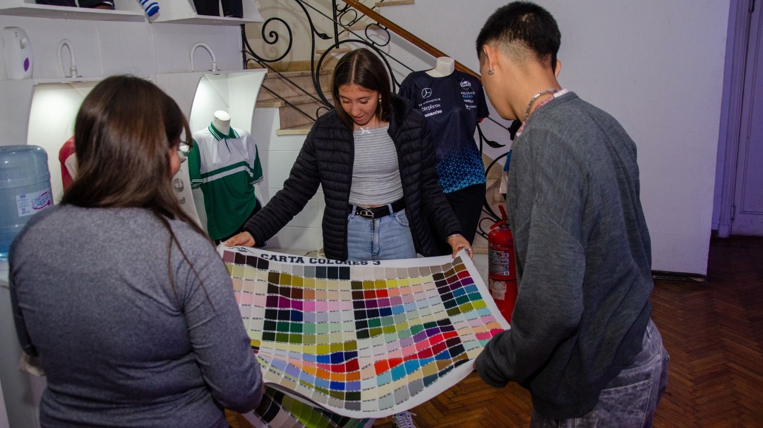 En Teide eligiendo los colores de la campera de egresados.