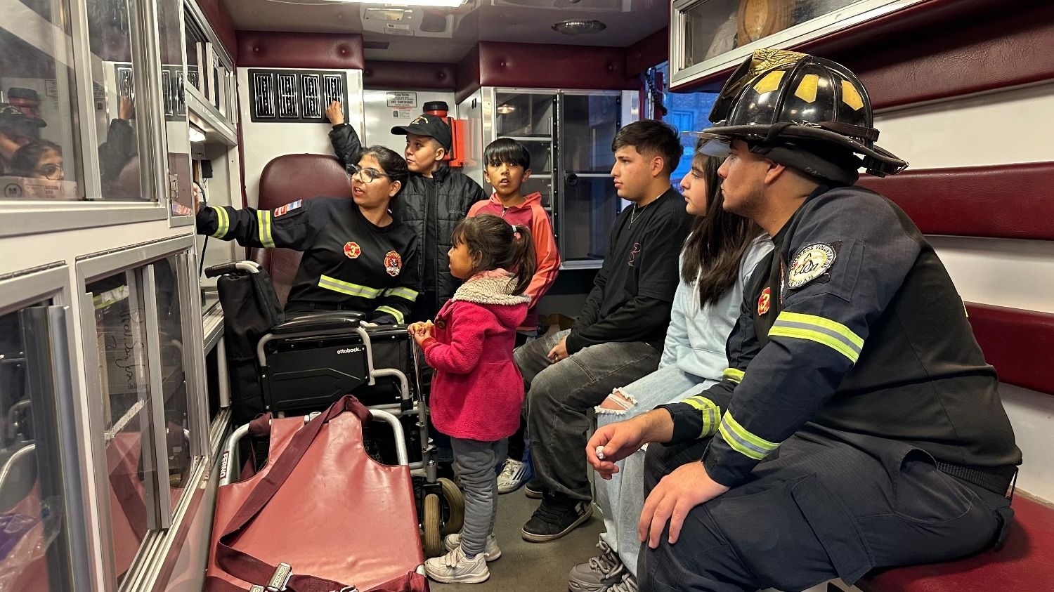 Con chocolate, sopaipilla y simulacros, bomberos voluntarios celebraron su día