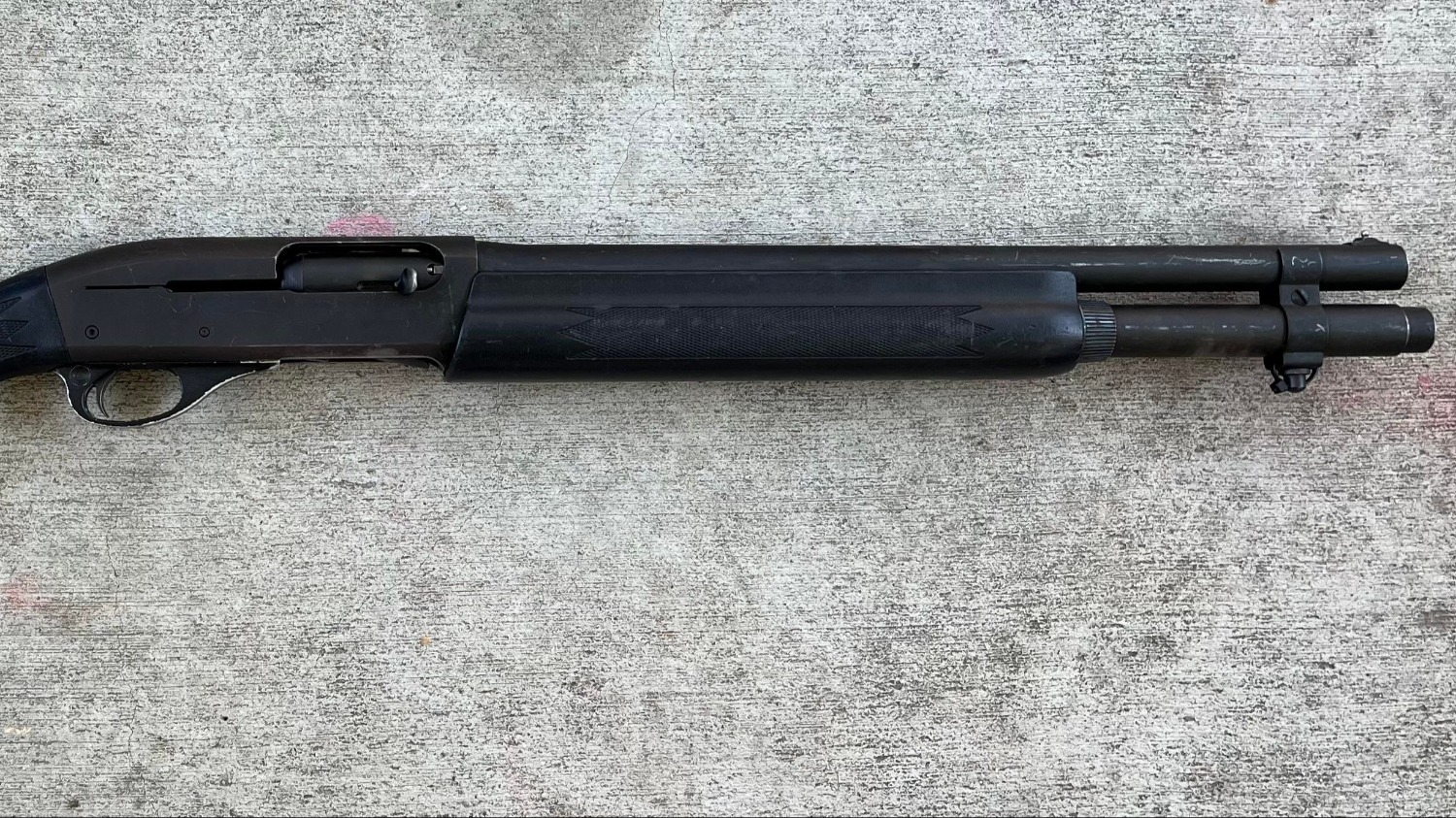 Un ladrón robó un móvil policial y se llevó una escopeta de los efectivos